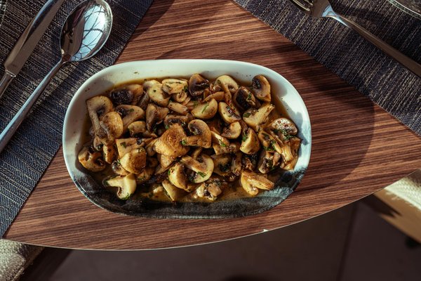 Irresistible tarta de queso cremosa con fresas y frambuesas, sobre una deliciosa base crujiente de galleta